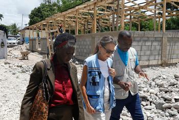 Ulrika Richardson (centre), Deputy Special Representative for the UN Integrated Office in Haiti (BINUH), Resident and Humanitarian Coordinator in Haiti, visits the National School of Miserne in Les Cayes.