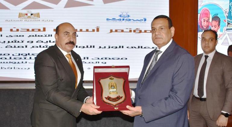 أشرف عطية محافظ أسوان يكرم وزير التنمية المحلية اللواء هشام أمنة