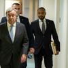 Le Secrétaire général de l'ONU, António Guterres (à gauche), se rend dans la salle de briefing pour s'adresser aux médias sur les récents développements en Israël et à Gaza.