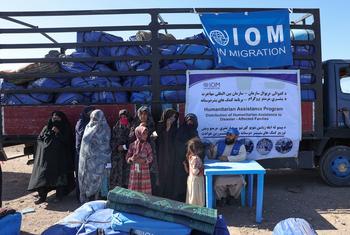 زلزلے سے متاثرہ خاندانوں میں اقوام متحدہ کے اداروں کی طرف سے امدادی سامان تقسیم کیا جا رہا ہے۔