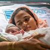 Une femme donne naissance à un bébé en bonne santé dans un centre de soins de santé soutenu par l'UNICEF au Bangladesh.