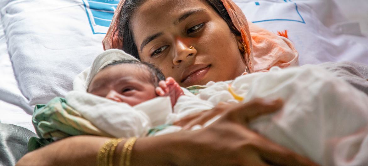 Uma mulher dá à luz um bebê saudável em um centro de saúde apoiado pelo Unicef em Bangladesh.