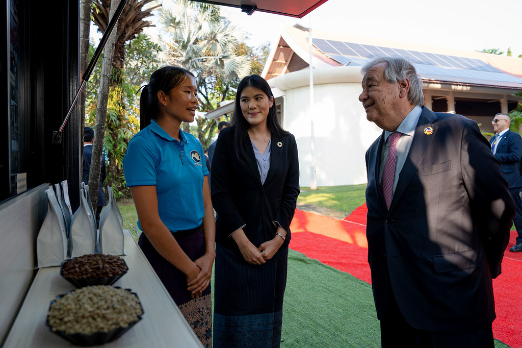 Katibu Mkuu UN António Guterres akipokea kikombe cha kahawa kutoka Phuerp kwenye Ikulu UMOJA WA MATAIFA mjini Vientiane, Laos.