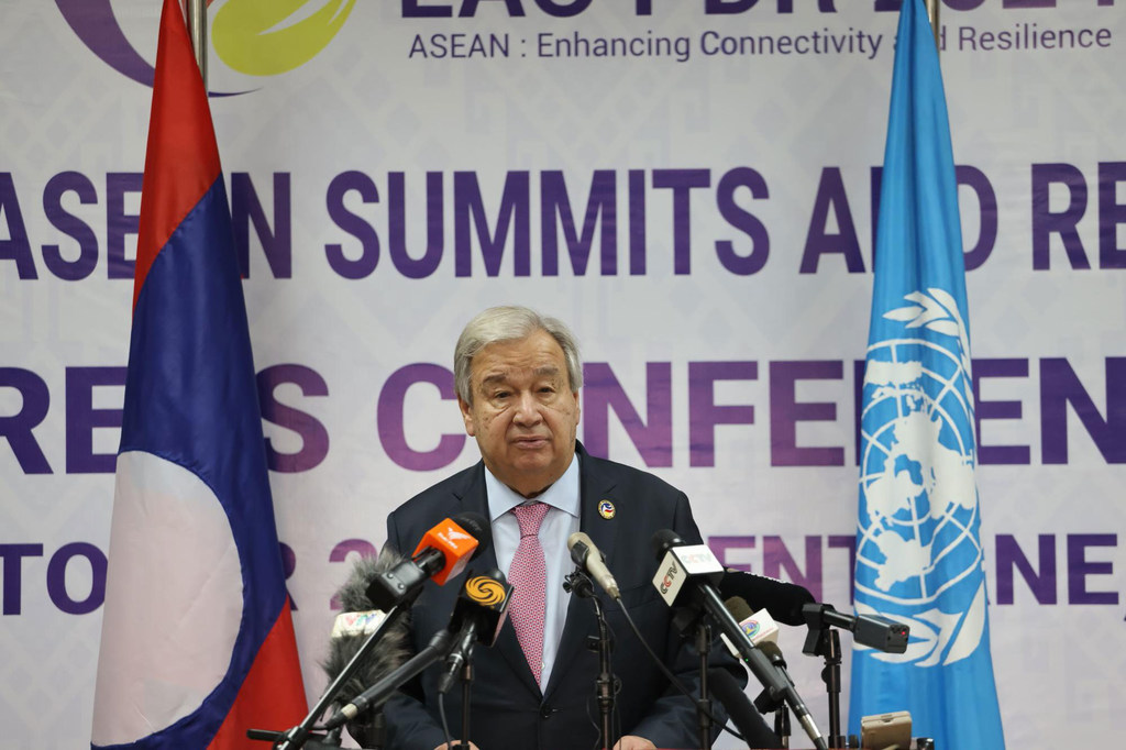 Katibu Mkuu UN António Guterres akizungumza kwenye jukwaa wakati wa mkutano na waandishi wa habari kwenye mkutano wa ASEAN huko Laos.