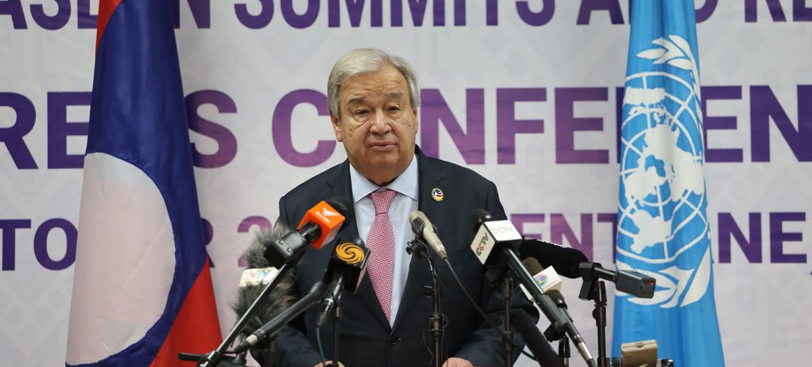 联合国秘书长古特雷斯在老挝万象举行的东盟峰会上向媒体发表讲话。