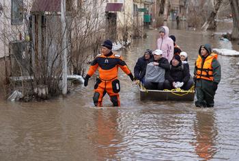 В 10 из 17 регионов Казахстана пришла «большая вода», в результате чего почти 18 тысяч жилых домов в городах и селах страны были затоплены.
