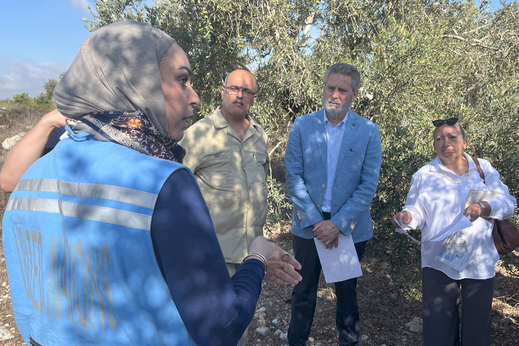 Le coordinateur humanitaire des Nations Unies dans le territoire palestinien occupé, Muhannad Hadi (deuxième à partir de la droite), avec des diplomates et des collègues dans le village de Kifl Haris (gouvernorat de Salfit), où ils ont discuté des défis …