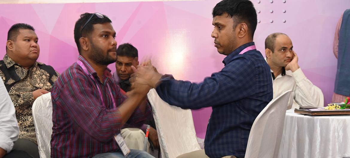 पर्पल फेस्ट के दौरान एक सत्र में दो पुरुष सांकेतिक भाषा में बातचीत कर रहे हैं।