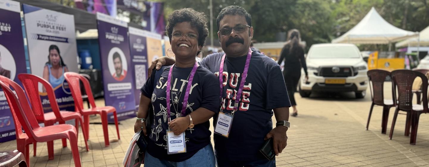 UN भारत द्वारा समावेश और पहुंच को बढ़ावा देने के लिए आयोजित गोवा पर्पल फेस्टिवल में दो प्रतिभागी, एक महिला और एक पुरुष, कैमरे की ओर मुस्कुरा रहे हैं।