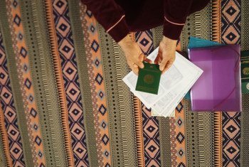 По меньшей мере 4,3 млн человек в мире не имеют гражданства какой-либо страны. 