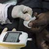 一名卫生工作者在非洲进行糖尿病检测。