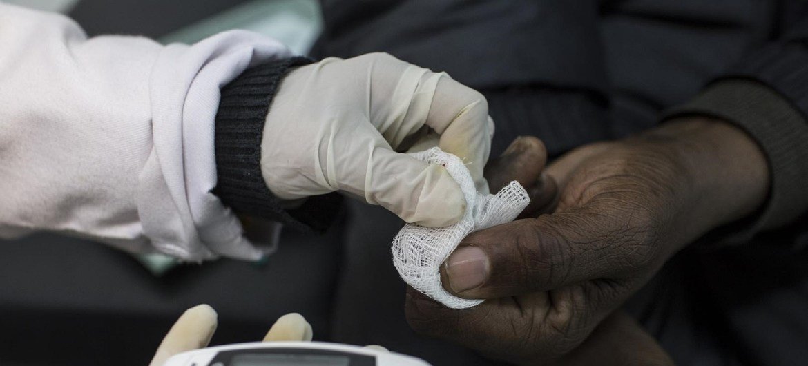 一名卫生工作者在非洲进行糖尿病检测。