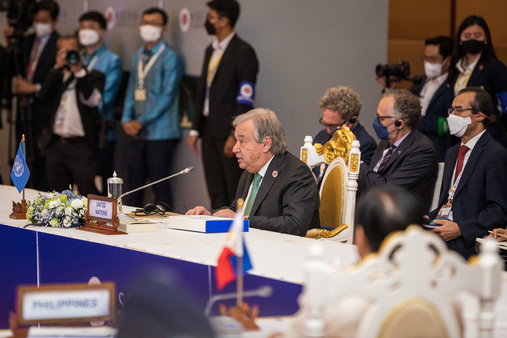 Katibu Mkuu António Guterres akihutubia Mkutano wa Umoja wa Mataifa ya Kusini Mashariki mwa Asia (ASEAN)-UN huko Phnom Penh, Cambodia.