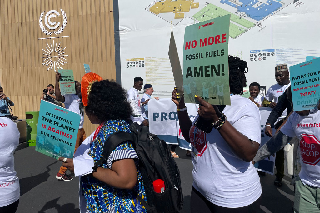 基于信仰的非洲组织在气候大会上抗议使用和投资于石燃料。