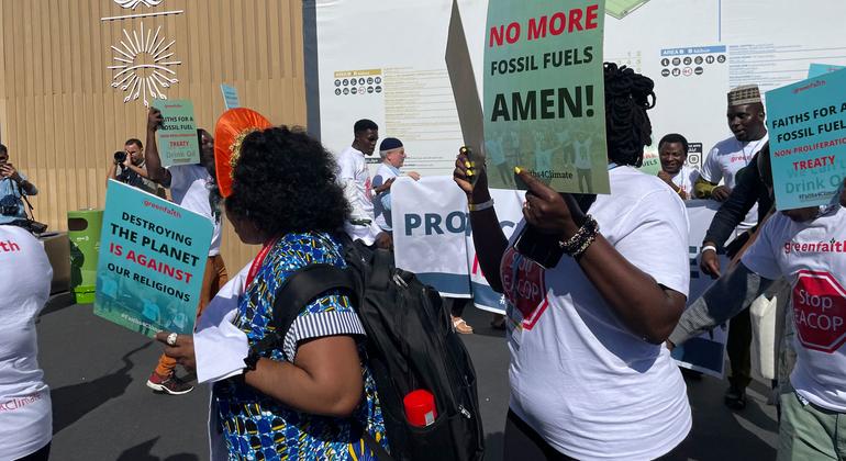 Organizaciones religiosas africanas protestan contra los combustibles fósiles en la COP27.