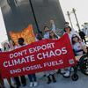 Jovens ativistas protestam na COP27 em Sharm El-Sheikh exigindo que os líderes abordem o fim do uso de combustíveis fósseis