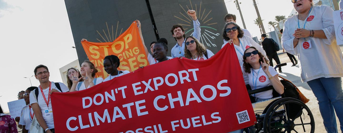 शर्म अल-शेख़ में युवा जलवायु कार्यकर्ता जीवाश्म ईंधन का इस्तेमाल बन्द करने की मांग कर रहे हैं.