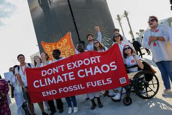 青年活动人士在沙姆沙伊赫举行的COP27会议上抗议，要求领导人落实停止使用化石燃料的问题。