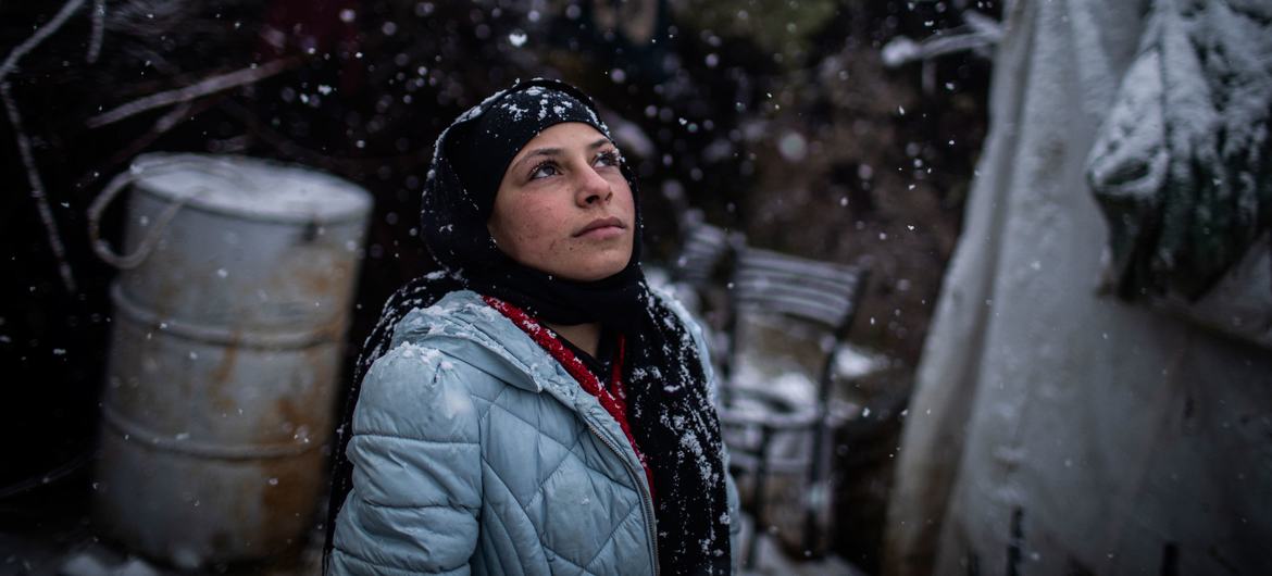 在黎巴嫩贝卡谷的一个非正式定居点，一名年轻的叙利亚难民在家外。