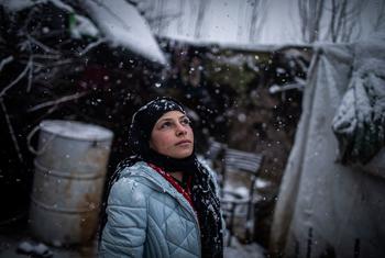 लेबनान के बेका घाटी में एक अनौपचारिक बस्ती शिविर में अपने घर के बाहर एक युवा सीरियाई शरणार्थी.