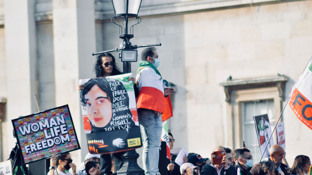 Des gens manifestent à Trafalgar Square à Londres pour soutenir l'égalité, les femmes et les droits de l'homme en Iran.