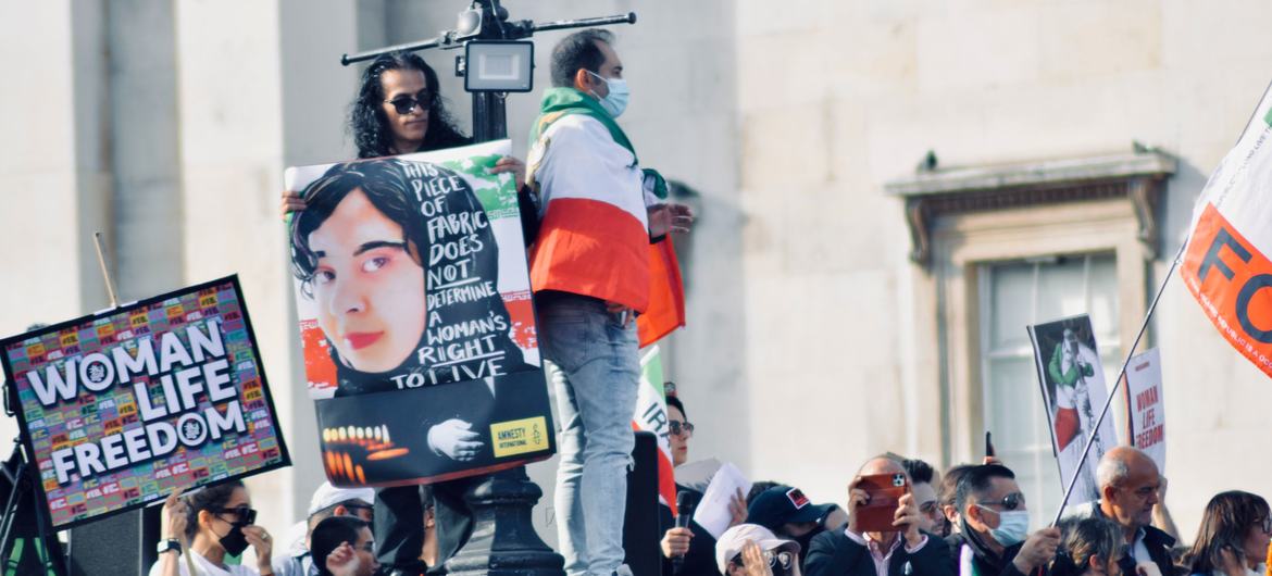 Pessoas protestam na Trafalgar Square, em Londres, para apoiar a igualdade, as mulheres e os direitos humanos no Irã