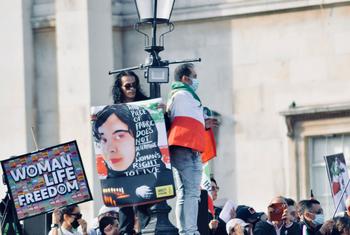 La gente protesta en la plaza Trafalgar de Londres para apoyar la igualdad, las mujeres y los derechos humanos en Irán.