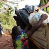 نازحون من كابو ديلغادو يتلقون مساعدات غذائية في مقاطعة نامبولا، موزامبيق.