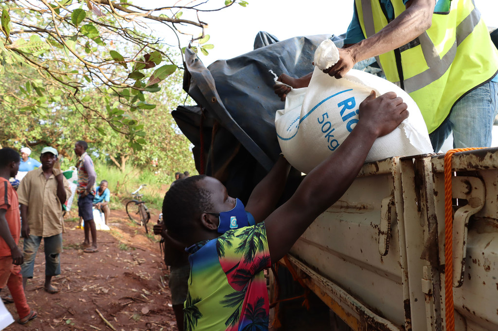 نازحون من كابو ديلغادو يتلقون مساعدات غذائية في مقاطعة نامبولا، موزامبيق.