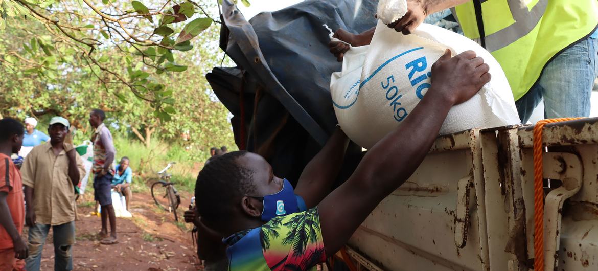 Des personnes déplacées de Cabo Delgado reçoivent une aide alimentaire dans la province de Nampula, au Mozambique.