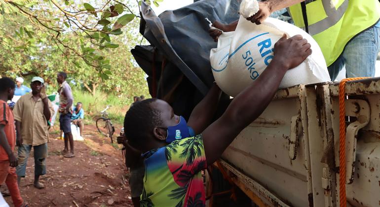 Pessoas deslocadas de Cabo Delgado recebem assistência alimentar na província de Nampula, Moçambique