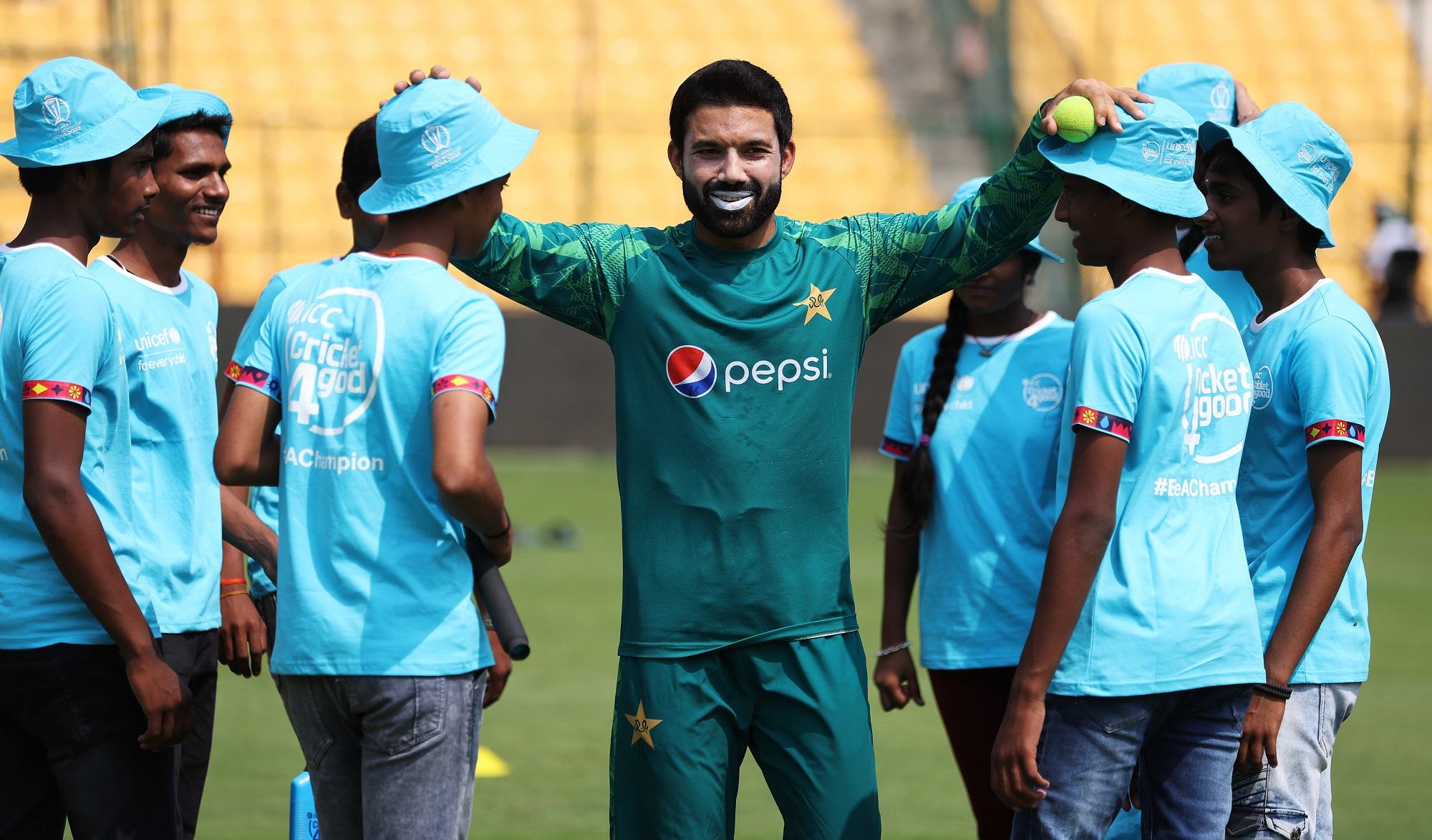  اٹھارہ اکتوبر کو وکٹ کیپر اور بلے باز محمد رضوان کے زیرقیادت پاکستان کی کرکٹ ٹیم نے بنگلورو کے چناسوامی کرکٹ سٹیڈیم میں 50 بچوں کے ساتھ کرکٹ کھیلی۔ 