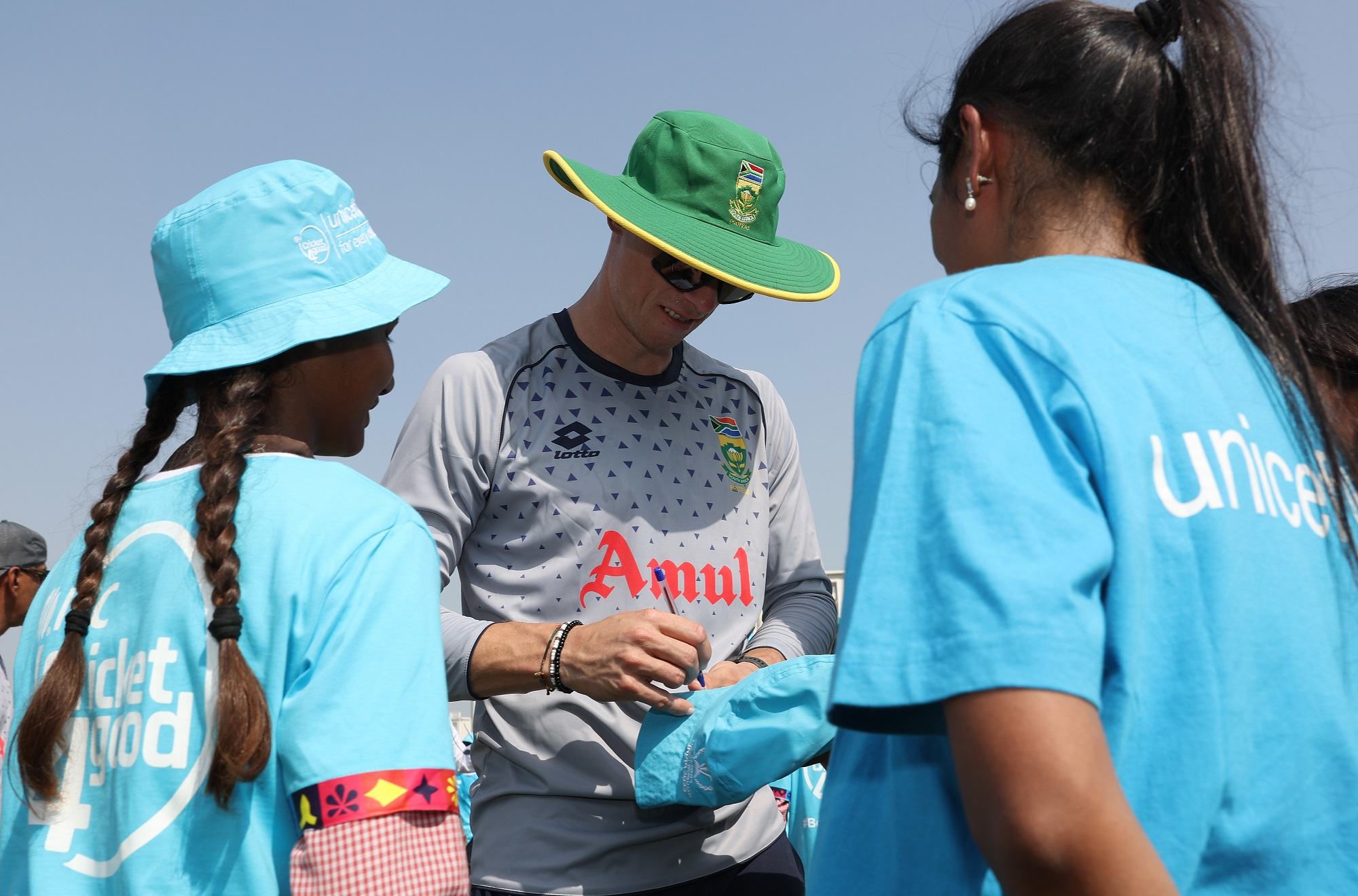 جنوبی افریقہ کے ایک کھلاڑی تربیتی کیمپ کے شرکاء کو آٹو گراف دے رہے ہیں۔