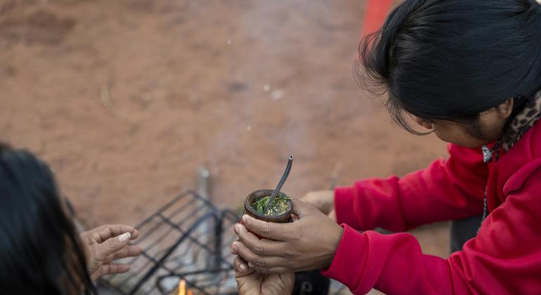 Teodora Vera y su hija comparten mate frente a su casa. Teodora es una mujer indígena rural, participante del proyecto PROEZA (Pobreza, Reforestación, Energía y Cambio Climático).