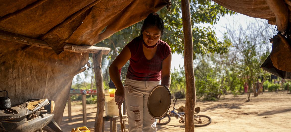 Elva Rosa Gauto preparando el almuerzo. Elva Rosa es una mujer indígena rural, participante del proyecto PROEZA. 