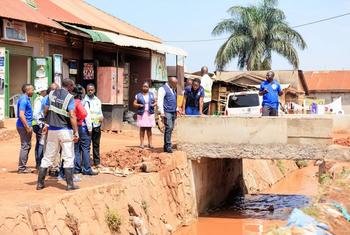 UNDP inasaidia jamii za kampala nchini Uganda  kukabili mafuriko kwa kutengeneza mitaro.