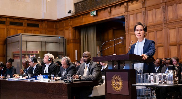 म्याँमार की राजनैतिक नेता आँग सान सू ची संयुक्त राष्ट्र के हेग स्थित अंतरराष्ट्रीय न्यायालय में अपने देश के समर्थन में अपना पक्ष रखते हए. (11 दिसंबर 2019)