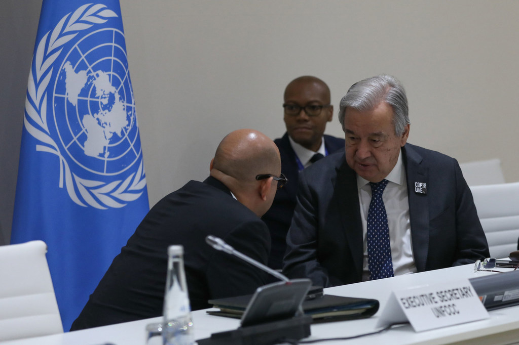 Le Secrétaire général de l'ONU António Guterres (à droite) et Simon Stiell, le Secrétaire exécutif de la Convention-cadre des Nations Unies sur les changements climatiques (près de la gauche) s'exprimant en marge de l'avant-dernière journée de la COP28.