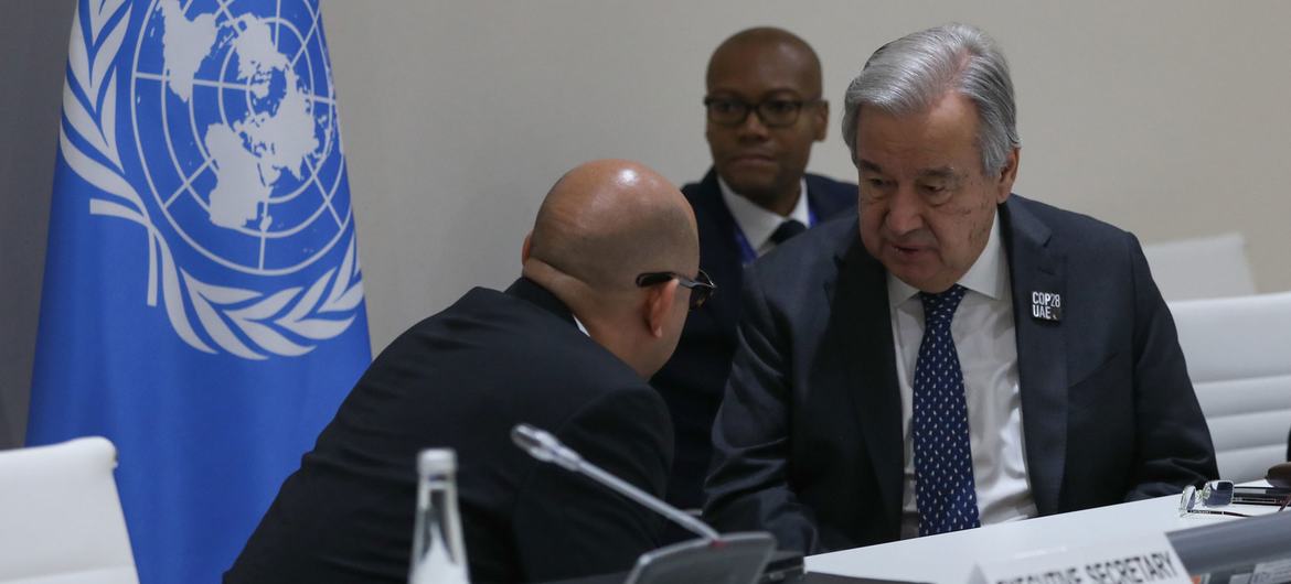 El Secretario General de las Naciones Unidas, António Guterres (derecha), y Simon Stiell, secretario ejecutivo de la Convención Marco de las Naciones Unidas sobre el Cambio Climático (izquierda), hablan durante el penúltimo día de la COP28.