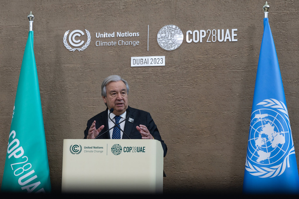 Le Secrétaire général de l'ONU, António Guterres, s'adresse aux journalistes à Expo City, le lieu de la conférence de l'ONU sur le changement climatique, la COP28, à Dubaï, aux Émirats arabes unis.