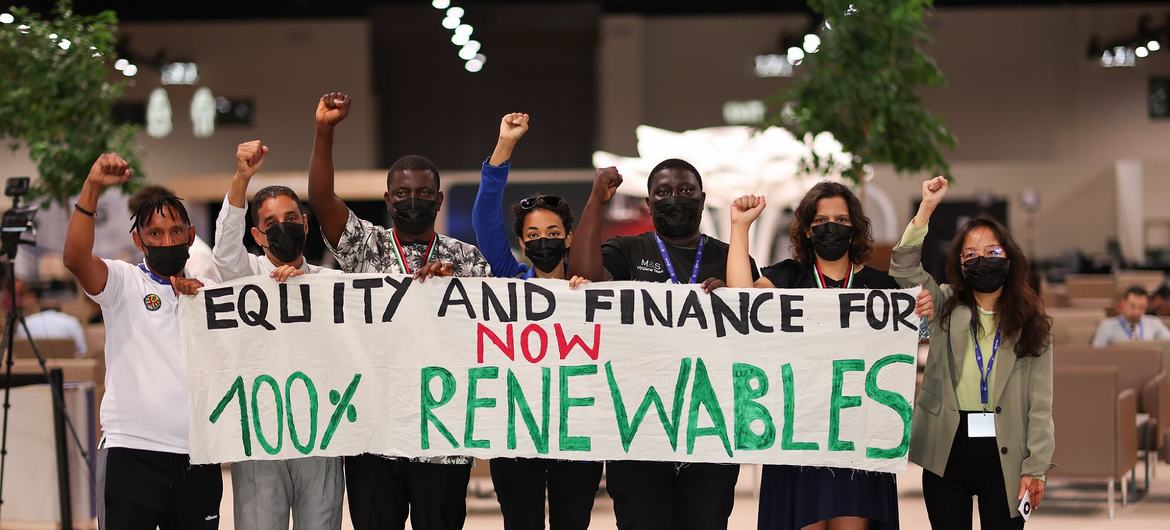 Ativistas climáticos na COP28 exigem transição de 100% para energia renovável a partir do uso de combustíveis fósseis