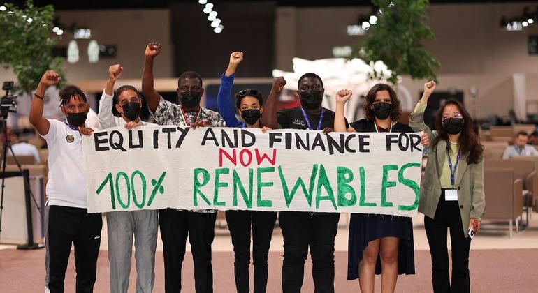 Activistas climáticos en la COP28 exigiendo una transición del 100% a energías renovables desde el uso de combustibles fósiles.