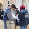Une équipe du PAM à Alep, en Syrie, distribue des repas chauds.