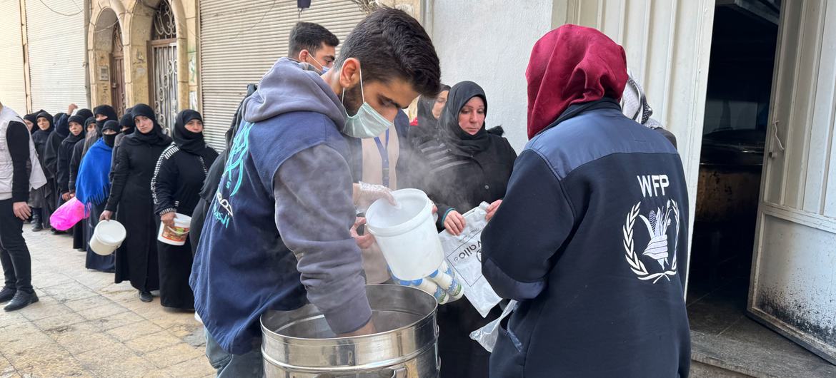 Uma equipe do WFP em Alepo, na Síria, distribui refeições quentes