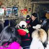 杨兵在向游客展示传统织布机