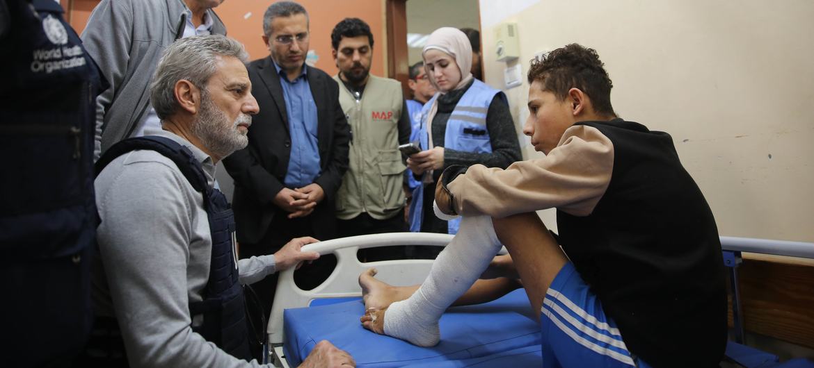 مهند هادي، منسق الشؤون الإنسانية في الأراضي الفلسطينية المحتلة، يتحدث إلى طفل مصاب خلال زيارته لمستشفى ناصر في خان يونس.