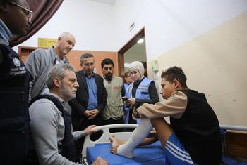 مهند هادي، منسق الشؤون الإنسانية في الأراضي الفلسطينية المحتلة، يتحدث إلى طفل مصاب خلال زيارته لمستشفى ناصر في خان يونس.