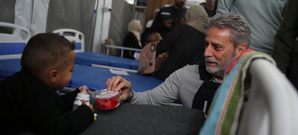 O coordenador especial para Assuntos Humanitários nos Territórios Palestinos Ocupados, Muhannad Hadi, dá alguns doces a uma criança doente durante sua visita ao Hospital Nasser em Khan Younis O coordenador especial para Assuntos Humanitários nos Territórios Palestinos Ocupados, Muhannad Hadi, dá alguns doces a uma criança doente durante sua visita ao Hospital Nasser em Khan Younis