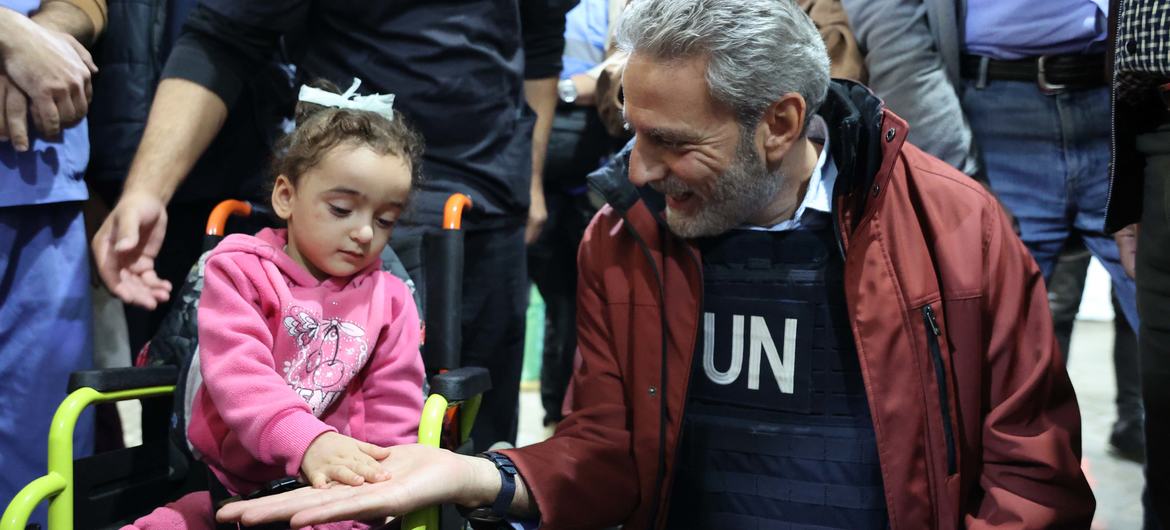 مهند هادي، منسق الشؤون الإنسانية في الأرض الفلسطينية المحتلة، يتحدث إلى طفلة مريضة قدمت للعلاج في مستشفى ناصر في خان يونس في زيارة سابقة للقطاع في كانون الأول/ديسمبر 2024.