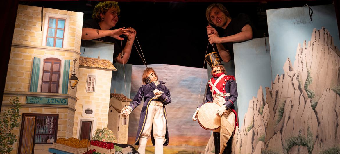 Le théâtre de marionnettes à tringle à Bruxelles est une forme traditionnelle héritée des théâtres ambulants des fêtes foraines européennes.